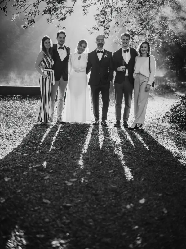 Brautpaar mit Freunden im Wald